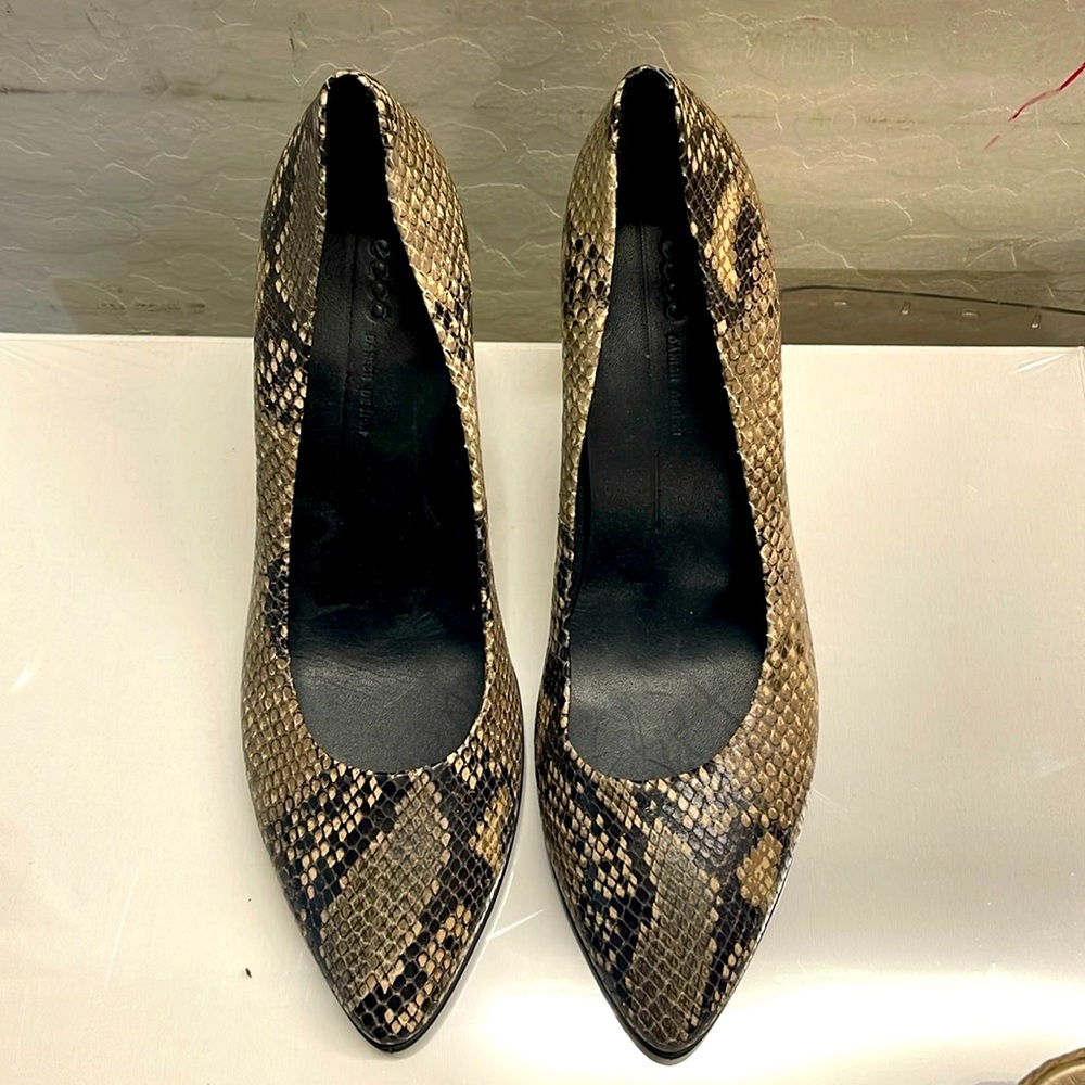 Ecco brand women’s heels.  Size 40. US 9.